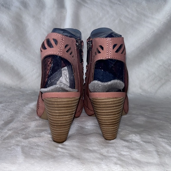 Vince Camuto Eshantel Dress Sandals (between peach and dusty pink) - Picture 4 of 9